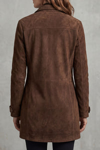 Veste longue en daim marron vue de dos, coutures et patte de boutonnage au bas.