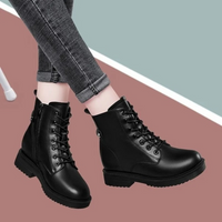 Bottines noires à lacets, semelle crantée; portées avec un jean