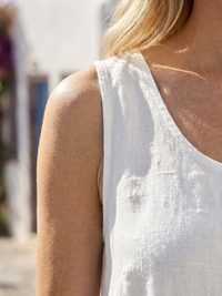 Robe midi blanche sans manches, gros plan du dos et de l’encolure en U
