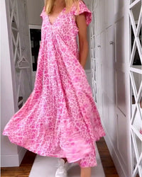 Robe longue rose à imprimé léopard, col V et volants d’épaule, tombé fluide.