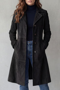 Manteau long en suédine noir, col châle, boutons visibles et poches latérales.