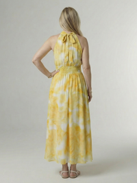 Robe midi Sylin jaune vue de dos : dos nu froncé et jupe mi-longue évasée.