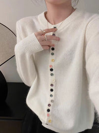 Cardigan classique en maille blanc cassé, col rond et rangée de boutons colorés, manches longues