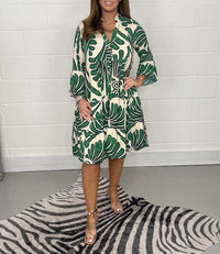 Robe midi vert et blanc imprimée, col en V, manches longues et boutonnage