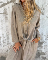Ensemble deux pièces beige : chemise à boutons et nœud frontal, pantalon fluide