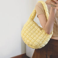 Sac porté épaule plissé jaune, anse courte, texture matelassée en losanges