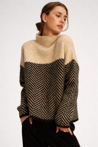Pull col roulé beige et noir, motif chevrons sur le haut et les manches, coupe ample