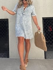 Robe-chemise Zita bleu clair, encolure boutonnée, manches courtes, coupe courte