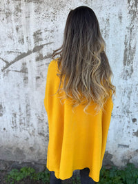 Pull léger col rond jaune moutarde, vue de dos, coupe ample en maille douce.