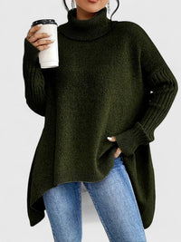 Col roulé en maille chaude vert foncé, coupe ample avec ourlet asymétrique, manches longues côtelées.