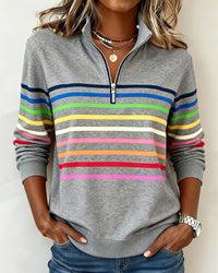 Haut sweat demi-zip gris à rayures multicolores, fermeture éclair courte au col.
