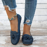 Mocassins orthopédiques en daim bleu marine, bout rond, nœud sur l’empeigne, semelle.