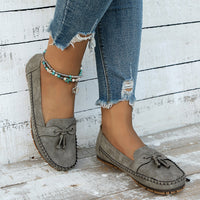 Mocassins orthopédiques gris taupe en suède, laçage à glands et semelle profilée.
