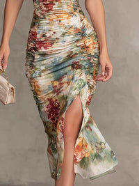 Robe midi fleurie rétro vert sauge, fronces, fente asymétrique et ourlet vaporeux