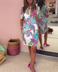 Robe midi à manches courtes, imprimé multicolore sur fond blanc, encolure ample