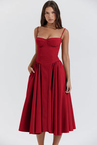 Robe midi corset sans manches rouge, bretelles fines et jupe évasée plissée