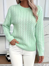 Pull doux à col rond vert menthe en maille torsadée, coupe près du corps