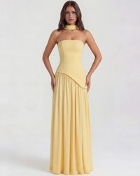 Robe longue jaune sans bretelles, bustier moulant et jupe plissée.