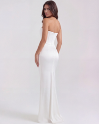 Robe longue blanche dos sculpté, coupe sirène et bas évasé