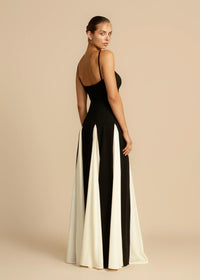 Robe longue noire à bretelles fines, jupe à volants blanc cassé en panels, vue 3/4.