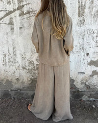Ensemble deux pièces beige : chemise ample boutonnée et pantalon long à jambe large