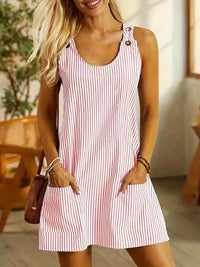 Robe courte rayée rose clair et blanc, bretelles boutonnées, poches