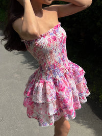 Robe bandeau rose à volants, détail smocks et superposition de volants