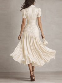 Robe midi en satin rayé blanc cassé, vue de dos, manches courtes bouffantes, jupe ample.