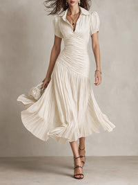 Robe midi en satin rayé blanc cassé, encolure V boutonnée, manches courtes, volants.