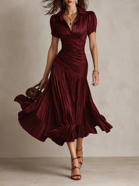 Robe midi en satin rayé rouge bordeaux, décolleté en V boutonné, manches courtes.