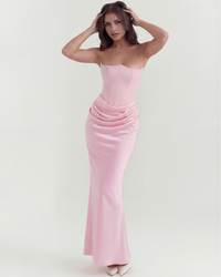 Robe longue rose pâle à bretelles, bustier sculpté et drapé froncé, coupe près du corps.
