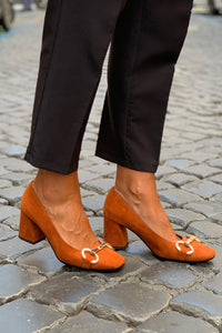 Escarpins à talon orange foncé, bride dorée et boucle, bout amande