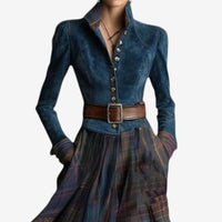 Robe en denim bleu avec col, rangée de boutons, ceinture marron et jupe à carreaux.