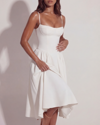 Robe blanche midi à bretelles fines, corsage structuré et jupe évasée