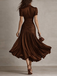 Robe midi en satin rayé marron chocolat, vue de dos, manches courtes, jupe plissée.