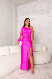 Robe longue fuchsia à une épaule, drapée, fente sur le côté.