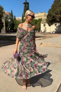 Robe longue à col en V motif floral multicolore, buste noué devant, jupe en mousseline.