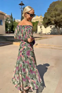 Robe longue motif floral multicolore, encolure en V, manches tombantes, jupe ample.