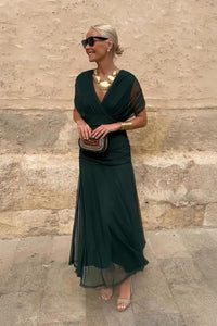 Robe longue à col en V vert profond, manches courtes volantées, coupe fluide.