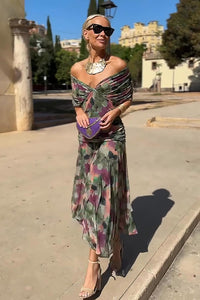 Robe longue à col en V à motif floral multicolore, épaules dénudées, jupe ample.