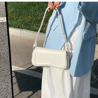 Sac à main avec rabat ondulé et bandoulière, cuir vegan blanc, bandoulière réglable