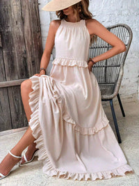 Robe longue blanche sans manches, volants froncés sur le haut et la jupe