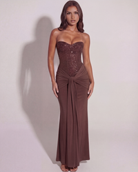 Robe longue bustier bandeau marron, haut en sequins brillants et drapé noué à la taille