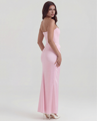 Robe longue rose pâle à bretelles, coupe ajustée et drapé froncé, vue de profil.