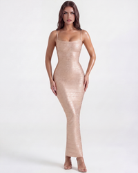 Robe moulante champagne à bretelles fines, texture froissée brillante