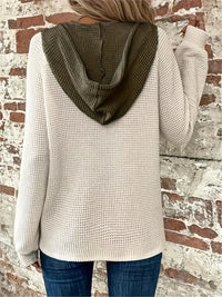 Sweat à capuche boutonné beige texturé, vue dos avec capuche et cordon