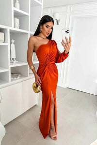 Robe longue orange asymétrique, drapé noué à la taille, fente sur la jambe