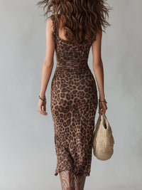 Robe midi léopard marron avec bretelles fines, dos nu, fente sur le côté