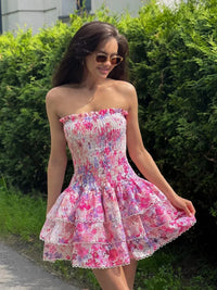 Robe bandeau à volants rose, fronces smockées et jupe volantée