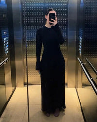 Robe midi en maille noire ajustée, encolure en V et manches longues